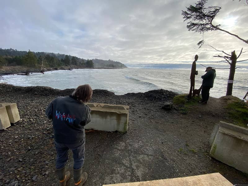 "Metal Marcy and Hawkeye" beach photo station - Image 2