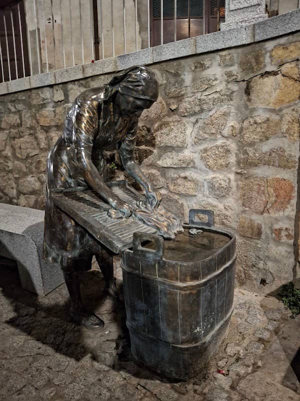 Statua della lavandaia - Image 1