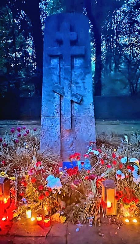 Ehrenfriedhof Vahrendorf - Image 1