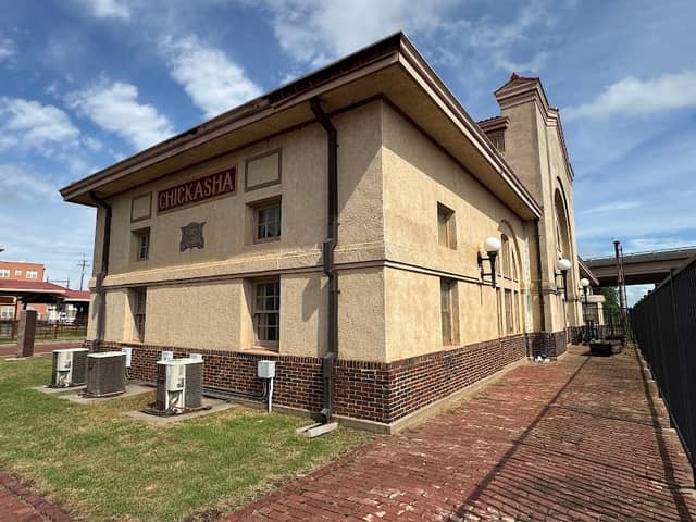 Chickasha Leg Lamp - Image 2