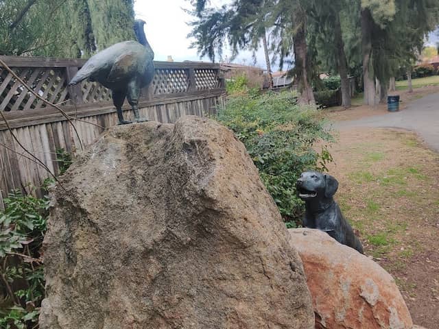 Dog Chasing Turkey statue - Image 2