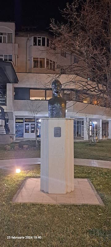 Statuia lui Mihai Eminescu - Image 1