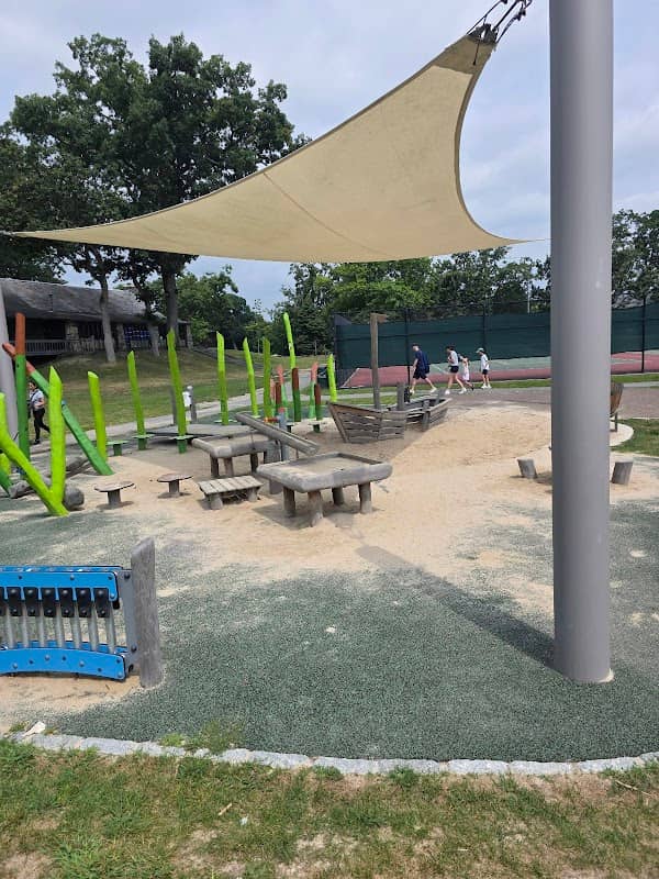 Larchmont Flint Park - Image 2