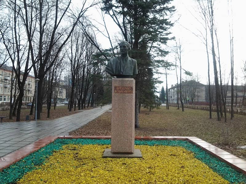 Monument to Frederic Joliot-Curie - Image 1