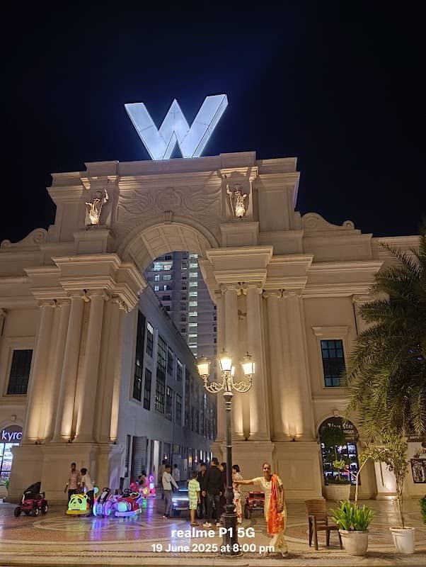 World street Fountain - Image 2