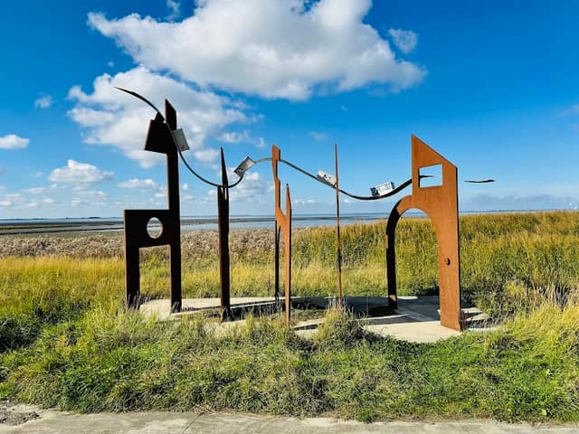 Skulptur „Untergegangene Dörfer“ aus der Reihe unsichtbare Sehenswürdigkeiten - Image 1