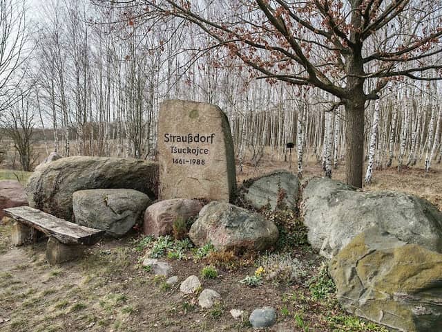 Ortsdenkmal Straußdorf - Image 1