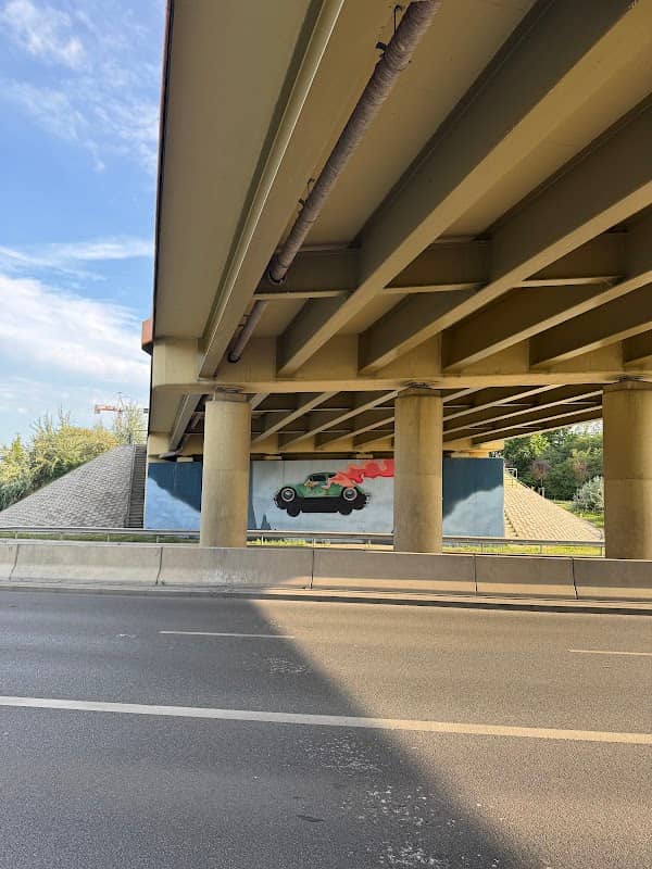Mural Volkswagen Garbus, “lecący” nad miastem - Image 1