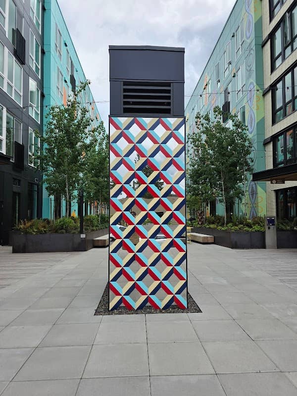 Mirrored art object - Image 1