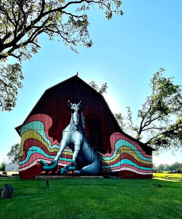Skating horse barn - Image 3