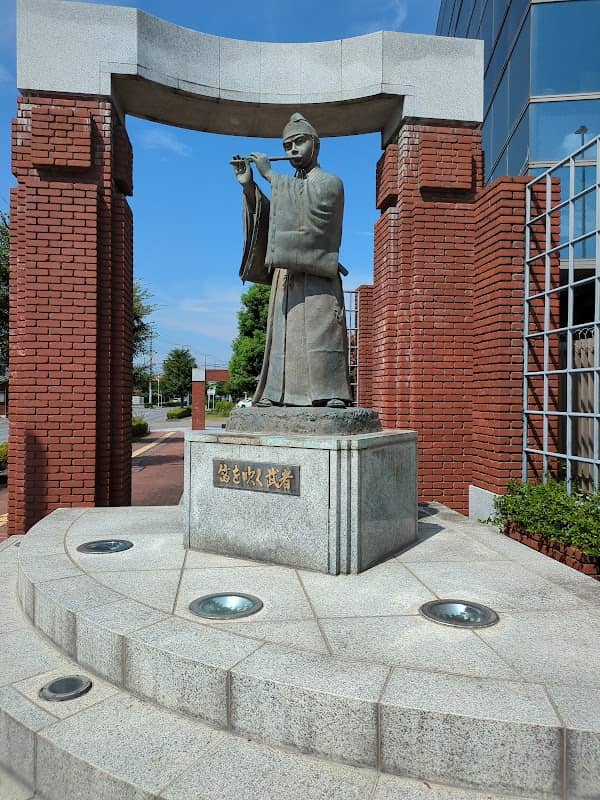 笛を吹く武者銅像 - Image 1