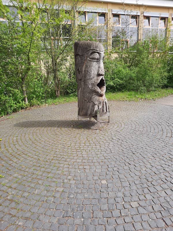 Holzstatue an der Schule - Image 1