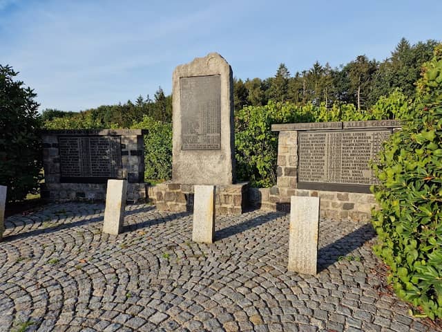Gefallenendenkmal (Ehrenmal) Holm - Image 1
