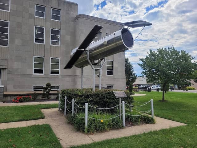 Hubble Telescope Replica Statue - Image 1