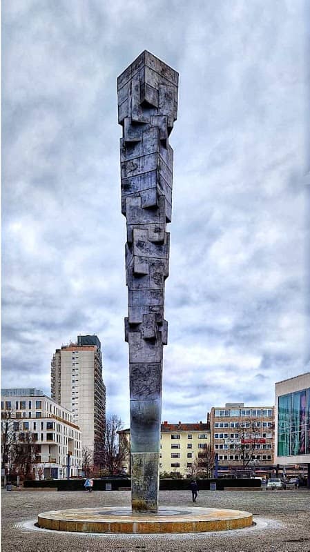 Pfalzsäule mit Springbrunnen im - Image 1
