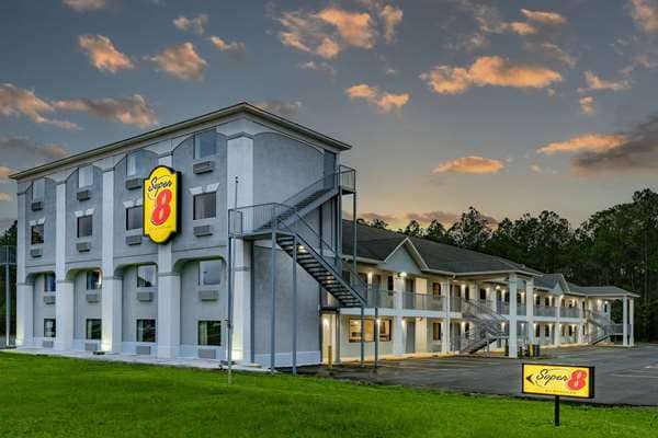 Super 8 by Wyndham Moss Point - Image 1