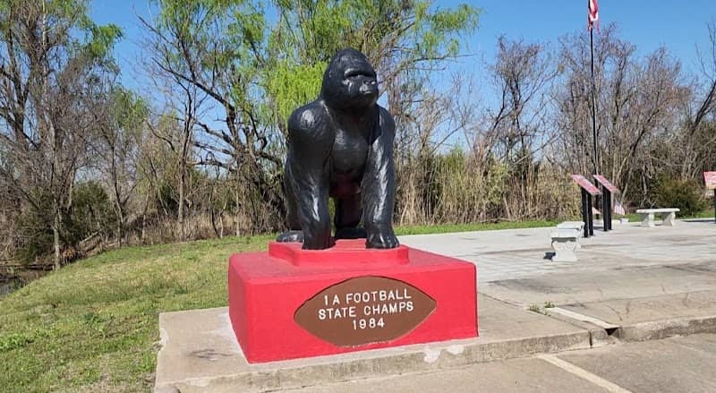 Picher Gorillas Statue - Image 1
