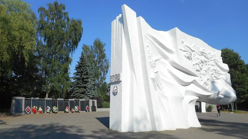 Memorial'nyy Kompleks Na Bratskoy Mogile Sovetskikh Voinov - Image 1