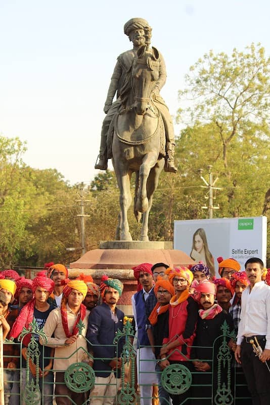 Statue of Sir Waghji - Image 1