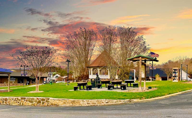 Hiawassee Town Square - Image 1