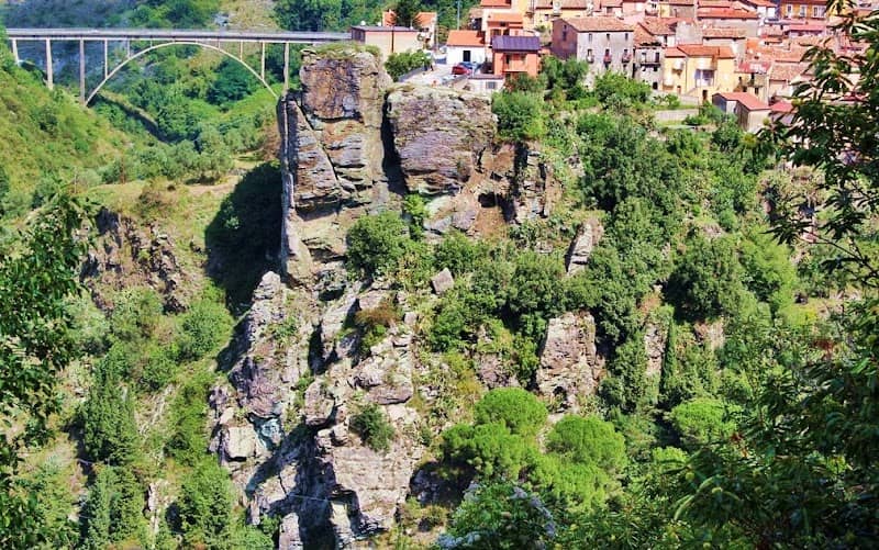 "Pietra Jozzo" sperone roccioso sul fiume Corace - Image 1