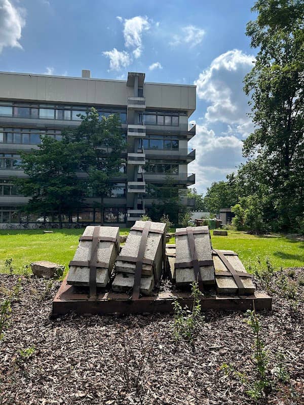 Eisenumwickelte Betonklötze - Image 1