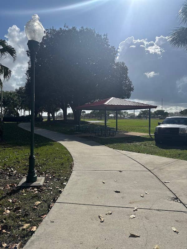 Picnic Area Hungtinton Park - Image 1