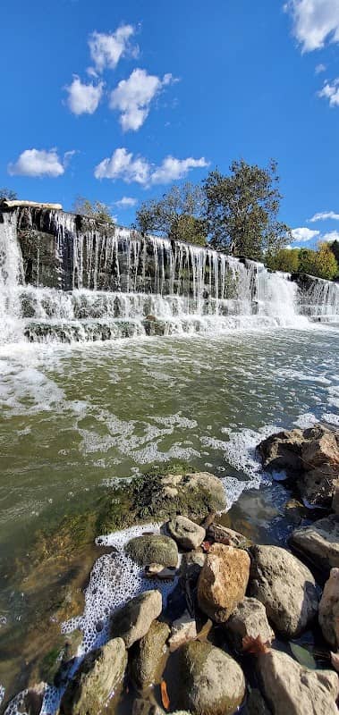 Riverside Park Pool - Image 1
