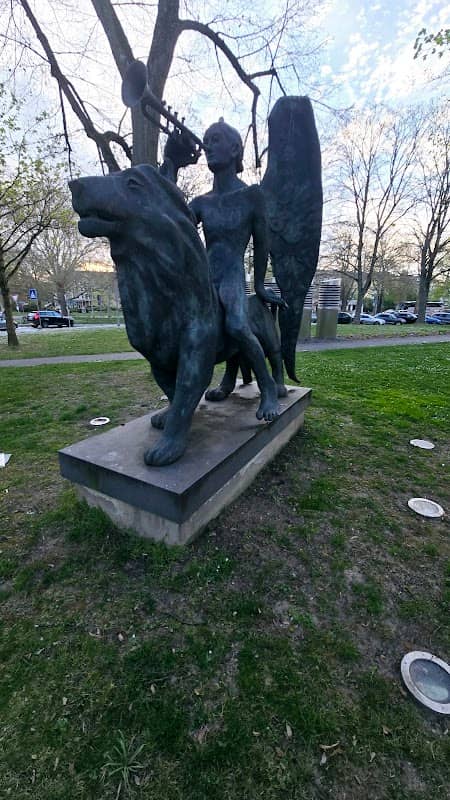 Wiesbaden Engel auf Löwe - Image 1