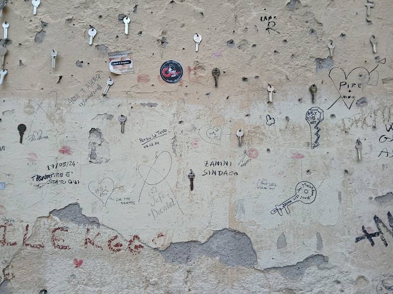 Il muro delle chiavi e delle cose perse - Image 1