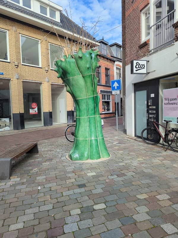 Green tree sculpture - Image 1