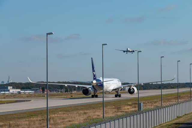 Observation deck on the north-west runway - Image 2