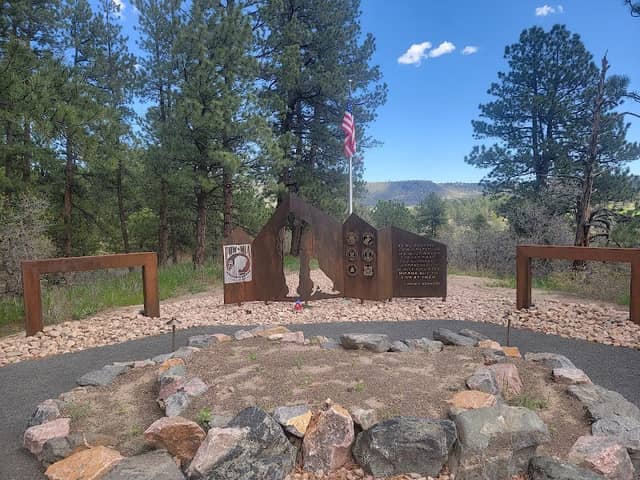 Larkspur Veterans Monument - Image 2