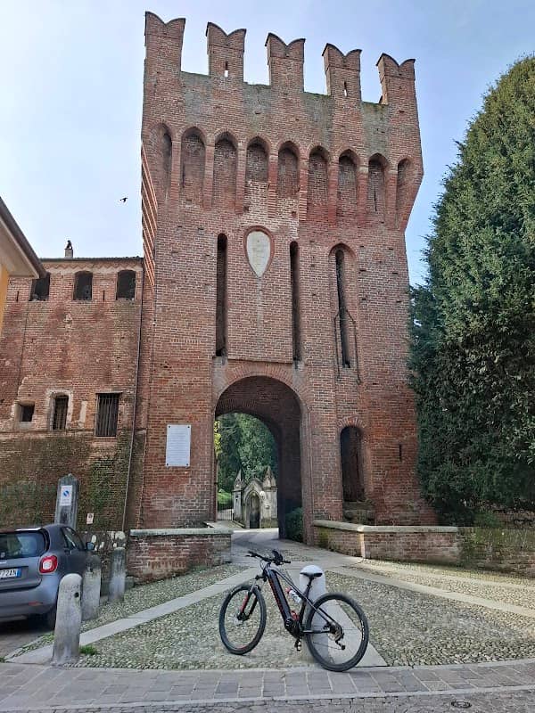 Percorso all'interno delle mura del castello - Image 1