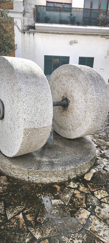 Antiche Macine in Pietra - Testimonianze di Archeologia Industriale - Image 1