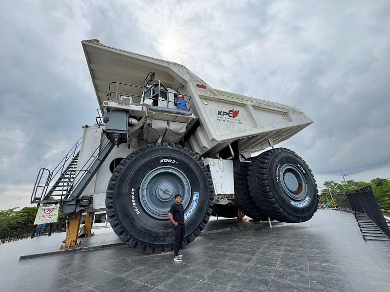 Monumen Truck Raksasa - Image 1