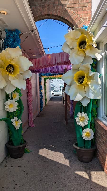 Artful alleyway, Old Worthington - Image 1