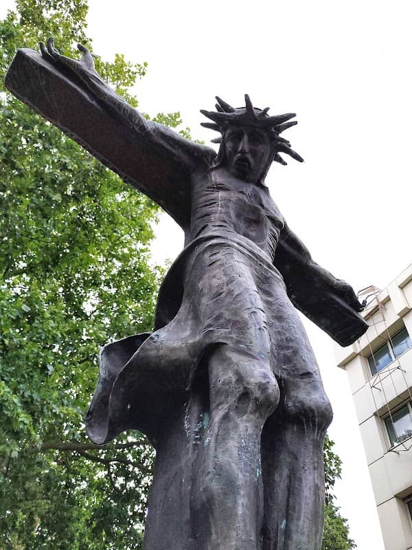 Stunning cross statue - Image 1
