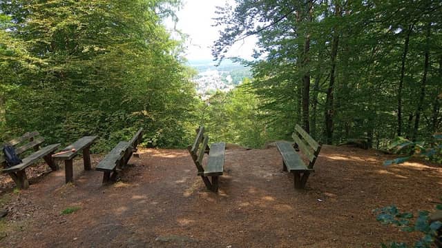 Steinformation mit Picknickplatz - Image 1