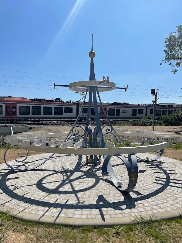 Wegweiser Statue - Image 2