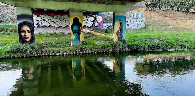 Mural- Dziewczyny na filarach - Image 1