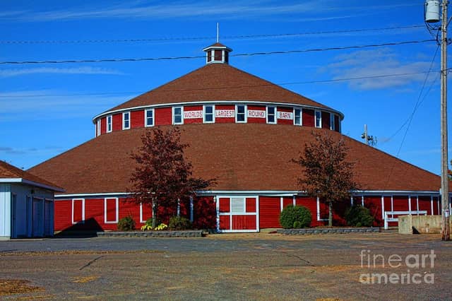 World's Largest Round Barn - Image 2