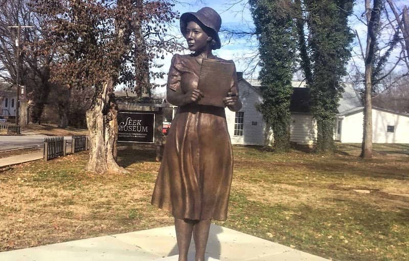 Alice Allison Dunnigan statue - Image 1