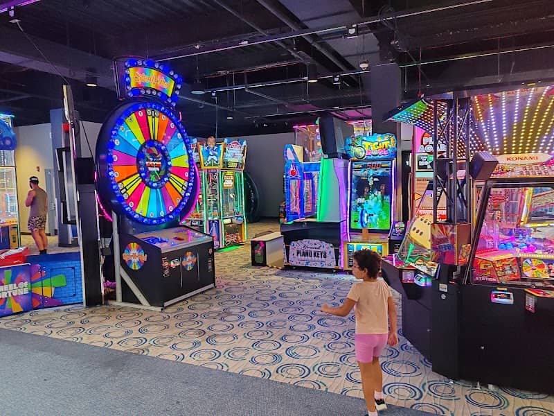 Round1 Bowling & Arcade Great Lakes Mall - Image 1