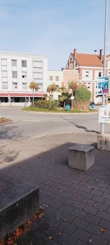 Mediterrangestalteter Kreisverkehr der Stadt Neuötting - Image 1