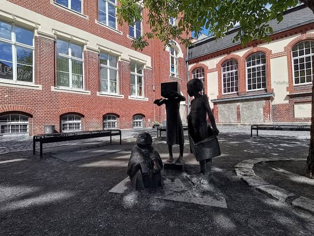 Bronzefigurengruppe "Kistenkinder" - Image 1