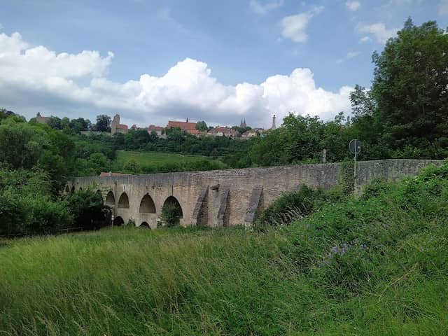 Aussichtspunkt Doppelbrücke und Stadtsilhouette - Image 1