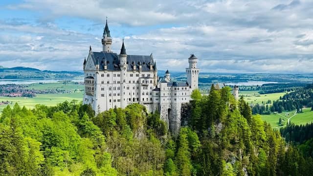 Aussichtspunkt auf Tal und Schloss - Image 1