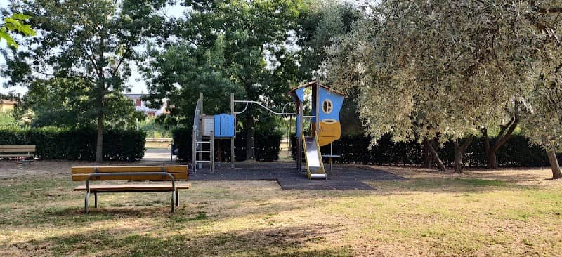 Parco pubblico con area giochi delimitata - Image 1