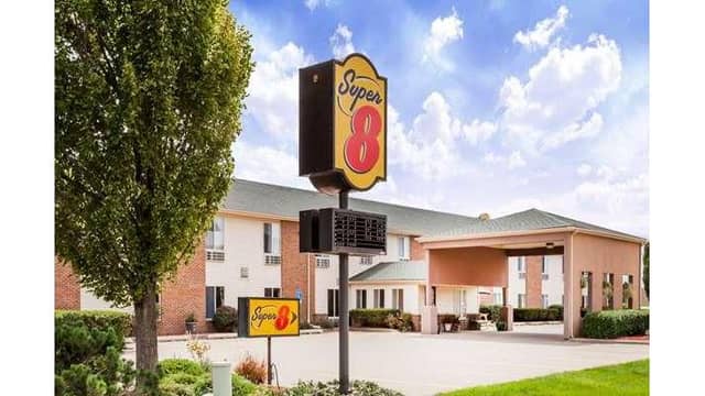 Super 8 by Wyndham Pekin/Peoria Area - Image 1